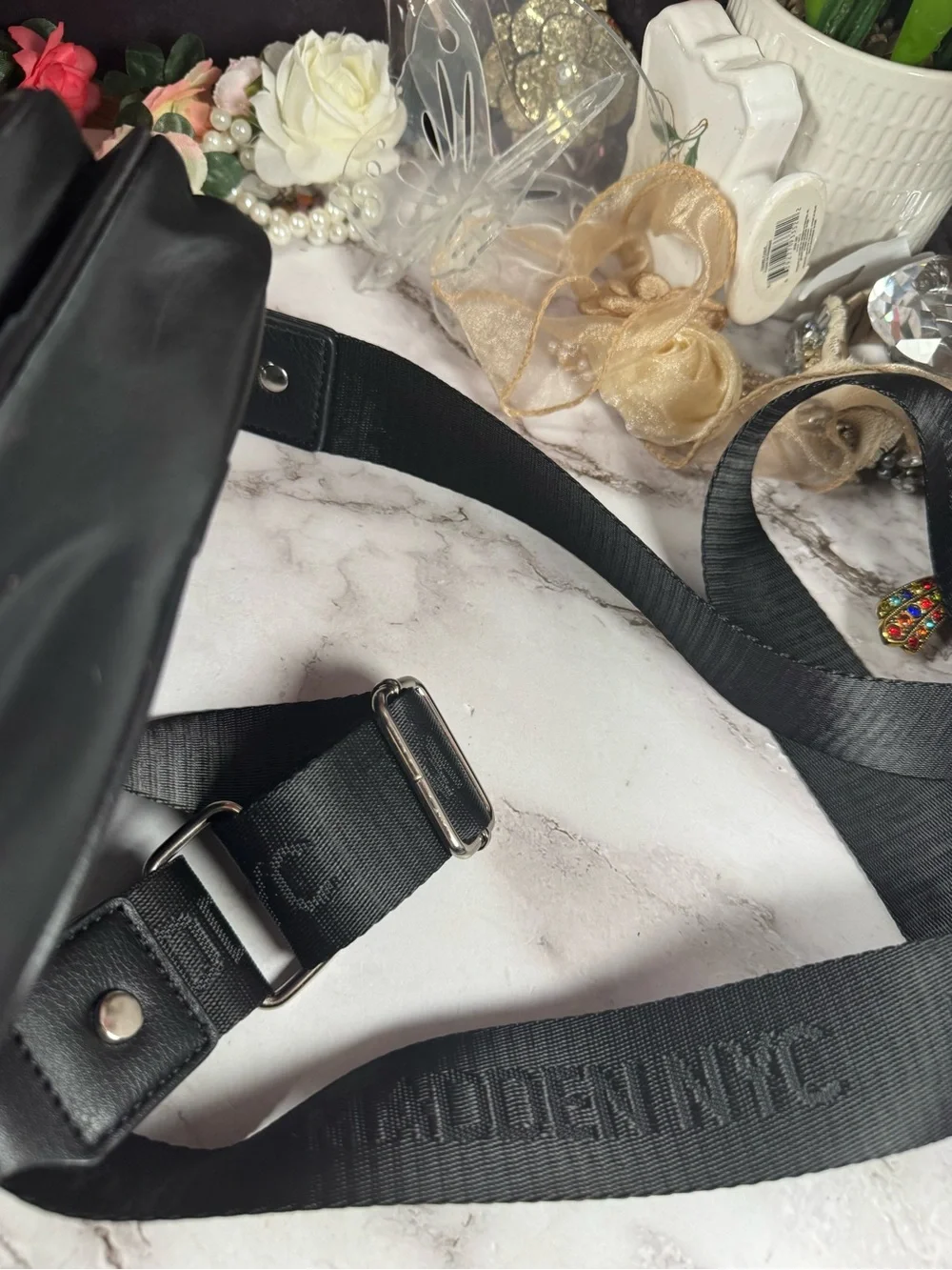 Steve Madden compact black